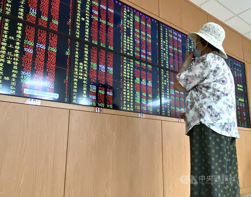 台股21日開高走高,收盤漲223.01點,為12397.55點,漲幅1.83%,成交金額新台幣2237.39億元。中央社記者董俊志攝 109年7月21日