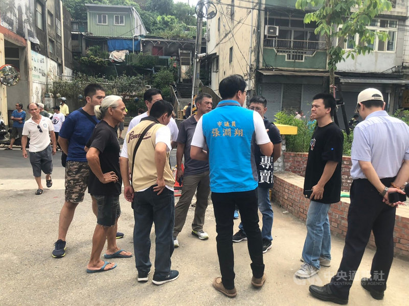 位於基隆市平一路停車場的考古現場因作業緣故,使得停車位驟減,引起部分居民不滿,22日前往考古現場抗議。(基隆市議員張淵翔提供)中央社記者王朝鈺傳真 109年7月22日