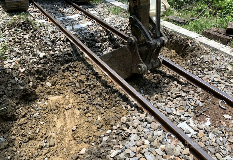 嘉義地區21日傍晚傾盆大雨，造成阿里山林業鐵路6.4及7.1公里處道碴路基流失及下陷，立即搶修，22日完成路線整修，維持列車安全運行。（阿里山林鐵及文資處提供）中央社記者黃國芳傳真　109年7月22日