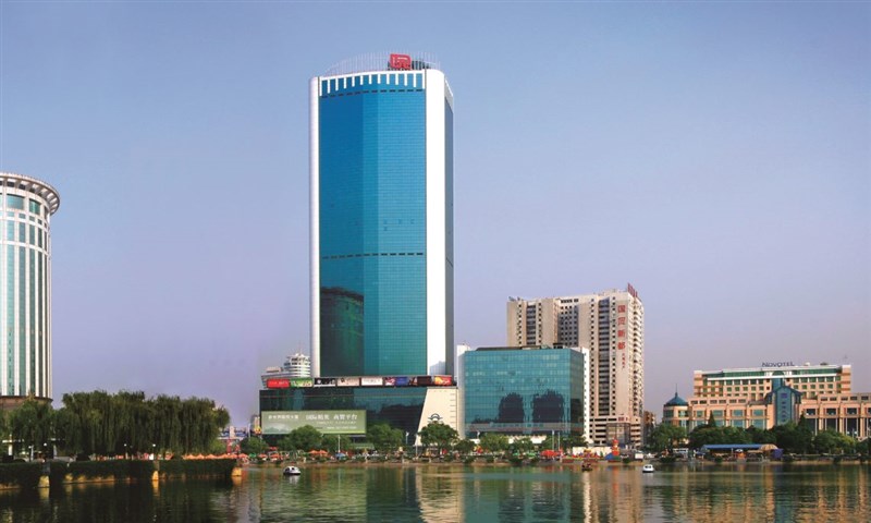 路透社引述知情人士消息報導,華府21日下令中國關閉休士頓總領事館後,北京當局考慮要美國關閉駐武漢總領事館。圖為美國駐武漢總領事館所在處武漢新世界國貿大樓。(圖取自美國駐華領事館網頁china.usembassy-china.org.cn)
