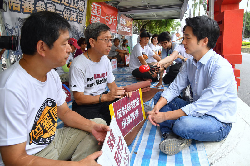 立法院22日三讀通過國民法官法,國民黨立委蔣萬安(右)上午到立法院外向靜坐抗議的司改團體致意,並聆聽他們的心聲。中央社記者王飛華攝 109年7月22日
