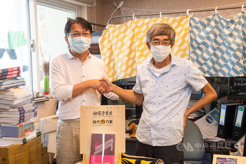 時代力量黨主席徐永明（左）與銅鑼灣書店老闆林榮基（右）22日共同舉行記者會，宣布聯名合作規劃，只要民眾買書就可參加集點活動，希望讓銅鑼灣書店在台灣深耕，並作為香港民主自由的燈塔。中央社記者林俊耀攝　109年7月22日