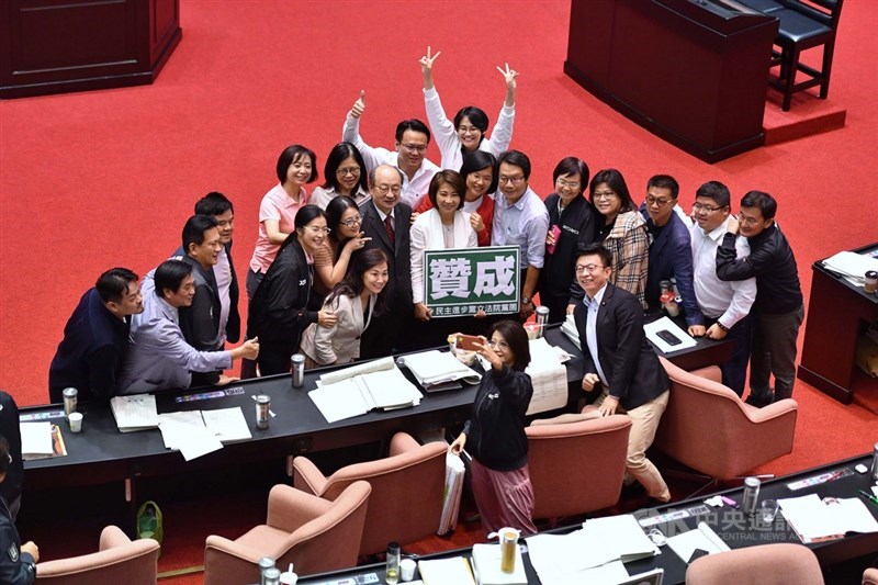 立法院22日挑燈夜戰,處理國民參與刑事審判法草案等案,清晨二讀通過國民法官法全部條文,力拚今天中午前完成三讀。圖為民進黨立委在議場開心合影。中央社記者王飛華攝 109年7月22日