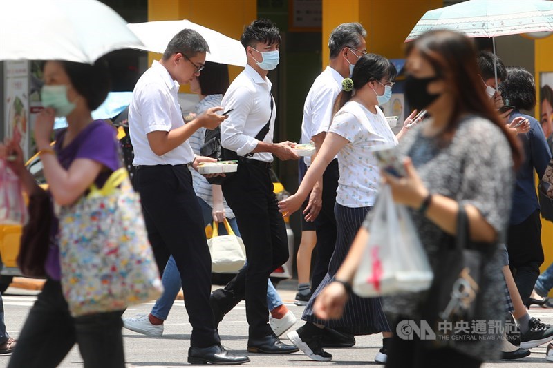 行政院主計總處22日發布6月失業率為3.96%,較上月下降0.11個百分點。圖為台北街頭上班族。中央社記者王騰毅攝 109年7月22日