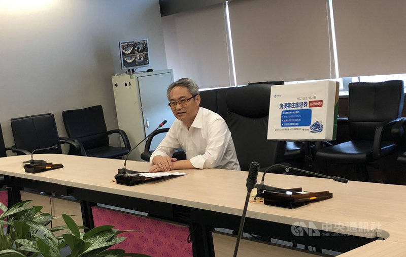 行政院客家委員會產業經濟處處長江清松22日針對上午浪漫客庄旅遊券登記當機表示,因為瞬間流量超過系統,誤以為是駭客攻擊,因此才發生當機,會與Line公司尋求解除部分技術限制,希望下午5時前能全面恢復。(客委會提供)中央社記者張雄風傳真 109年7月22日