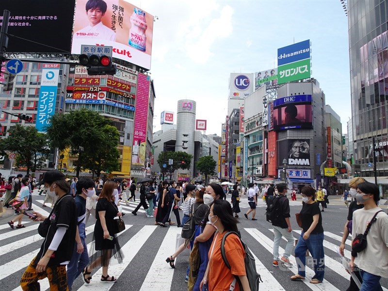 日本23日新增930例武漢肺炎病例,創單日確診新高紀錄,其中東京都、愛知縣及埼玉縣各創單日確診新高記錄。圖為12日東京澀谷。(中央社檔案照片)