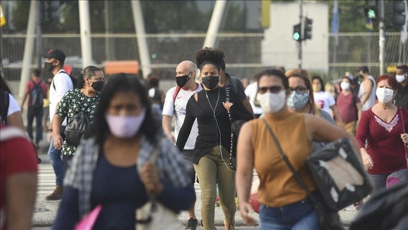 全球武漢肺炎確診感染人數22日突破1500萬大關,拉丁美洲和加勒比海地區有超過400萬人染疫。圖為7日巴西里約熱內盧街頭人潮。(安納杜魯新聞社)