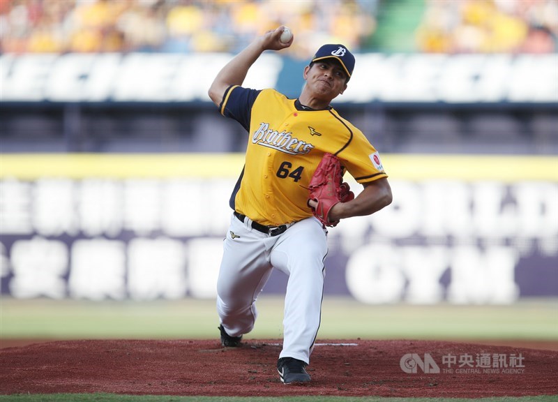 中華職棒下半季即將於24日開打,中信兄弟由本土王牌投手黃恩賜(圖)打頭陣,對決統一獅羅里奇。(中央社檔案照片)