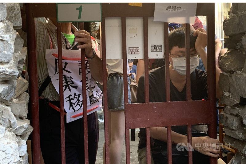 鐵道局中部工程處23日清晨執行台南市鐵路地下化工程最後一戶拒遷戶的強制拆除，社運人士將大門鎖上後，集結在屋內抗爭。中央社記者張榮祥攝 109年7月23日
