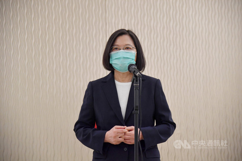 總統蔡英文(圖)23日出席亞洲生技大會開幕典禮,被媒體問及國民黨高雄市長補選參選人李眉蓁涉嫌論文抄襲事件,蔡總統回應表示,如果社會有質疑就應好好回應。中央社記者王飛華攝 109年7月23日