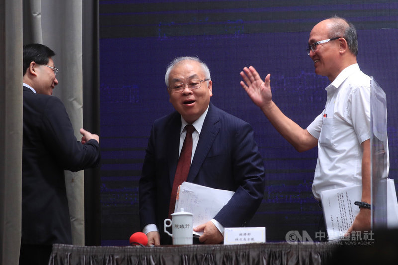 行政院會後記者會23日在新聞中心舉行,主計總處主計長朱澤民(中)、經濟部次長林全能(左)、教育部次長林騰蛟(右)等人出席與會。中央社記者吳家昇攝 109年7月23日