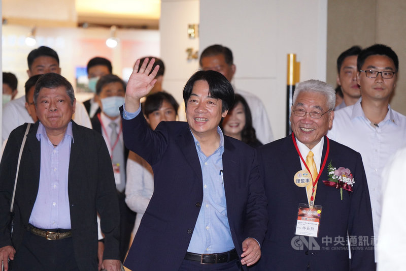 副總統賴清德(前中)23日在台北出席2020國家卓越建設獎頒獎典禮,向與會者揮手致意。中央社記者徐肇昌攝 109年7月23日