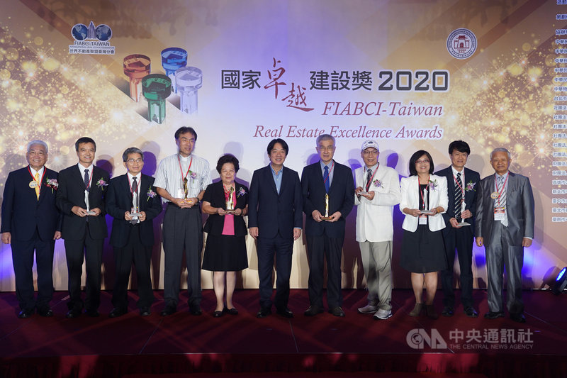2020國家卓越建設獎頒獎典禮23日下午在台北舉行,副總統賴清德(中)出席與會並頒獎表揚得獎者。中央社記者徐肇昌攝 109年7月23日