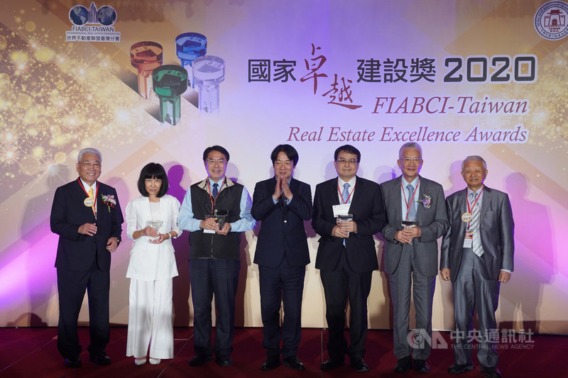 副總統賴清德(中)23日下午出席2020國家卓越建設獎頒獎典禮,頒獎表揚得獎者並合影留念。中央社記者徐肇昌攝 109年7月23日