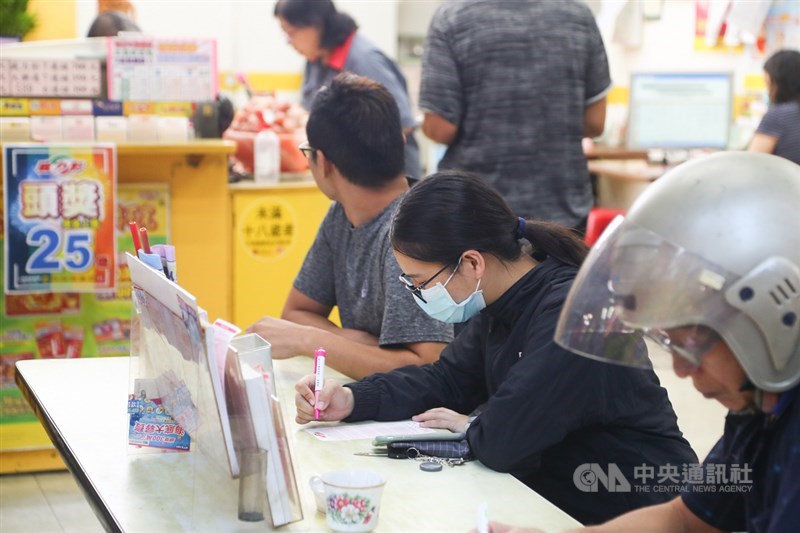 威力彩第109059期23日派彩結果頭獎摃龜,下期頭獎累積金額預估上看31億元,如1注獨得,單注獎金將打破104年4月23日30.04億元的紀錄。中央社記者王騰毅攝 109年7月23日