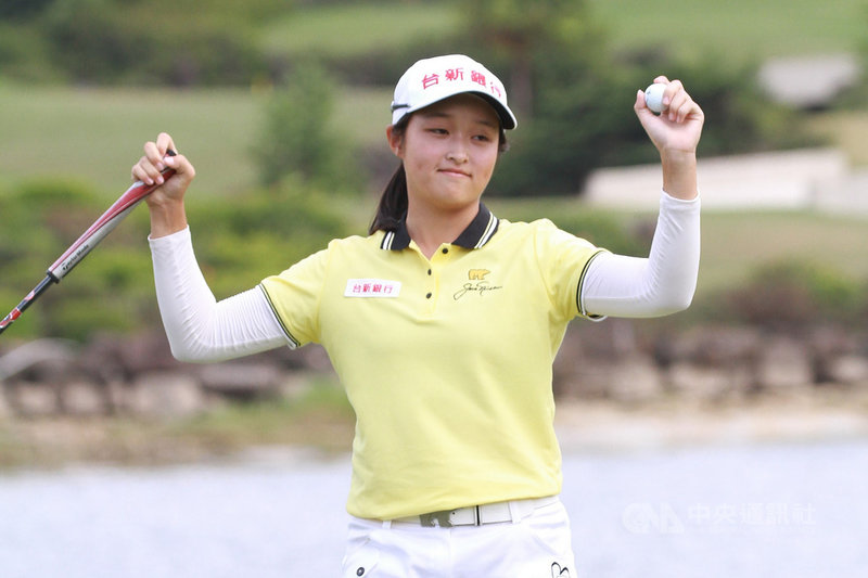 16歲高球小將吳佳晏23日在大聯大女子高爾夫公開賽最終輪,靠著第18洞收尾的再見鳥推,成功奪得職業生涯第2座冠軍金盃。(TLPGA提供)中央社記者龍柏安攝 109年7月23日