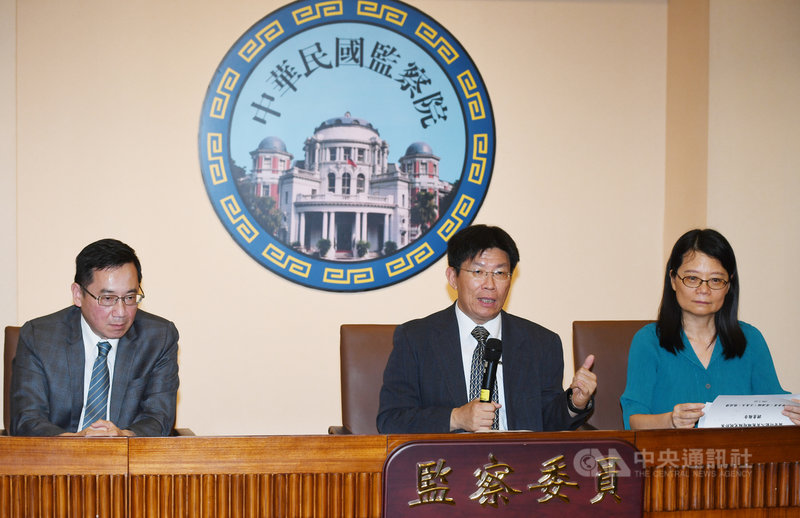 國家安全局人員涉嫌違法走私菸品案,監察院通過監察委員張武修(左起)、高涌誠、王美玉所提調查報告,23日糾正外交部、交通部及財政部關務署,3名監委下午召開記者會說明。中央社記者施宗暉攝 109年7月23日