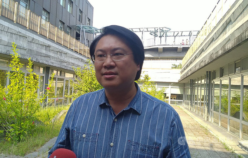 基隆市長林右昌（圖）23日受訪時感謝民進黨主席蔡英文讓他參與智庫運作，未來將有許多政策工作小組，他會以過去在中央行政部門經驗，與地方執政實際遭遇民眾或企業所面臨的問題及困境，讓政策可以切中社會及國家發展需要，這是自我期許，也希望能做出貢獻。中央社記者王朝鈺攝　109年7月23日