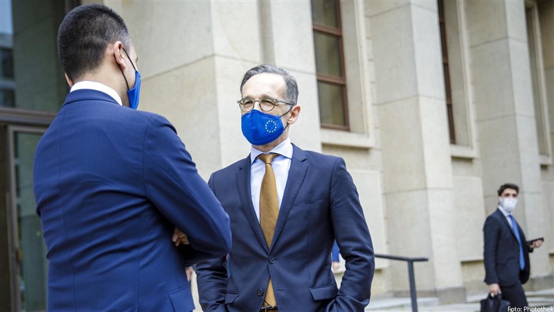 德國外長馬斯(中)表示,香港新成立的國家安全處逮捕3男1女,令人十分憂心,港府接著撤銷多位反對派人士參選資格,並延期舉行立法會選舉,這是對港人權利的剝奪。(facebook.com/heiko.maas.98)