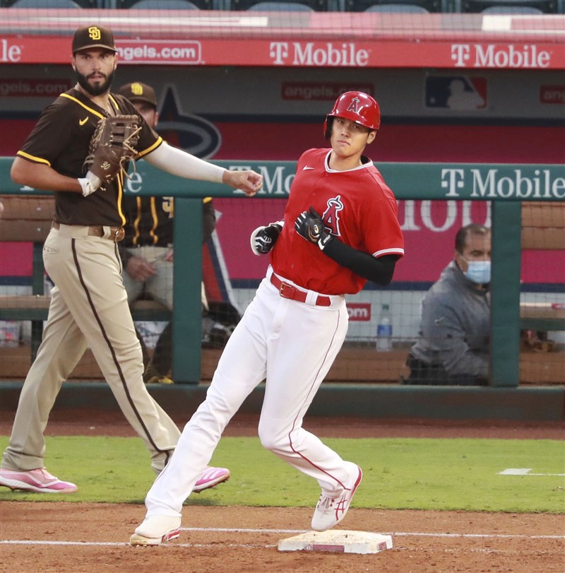 MLB新球季因疫情延至台灣時間24日開打,日籍好手大谷翔平(前中)獲得充分時間養傷後,「二刀流」身手將重現江湖。圖為23日天使隊與教士隊熱身賽。(共同社)