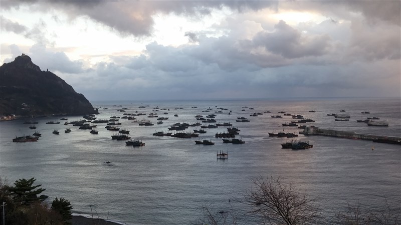眾多中國雙拖網漁船在位於南韓水域的鬱陵島靠港。(非法海洋計畫提供)