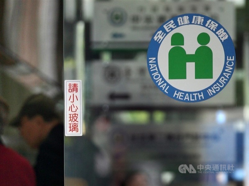 健保費率、部分負擔頻頻傳出調漲消息,衛生福利部長陳時中23日表示,還在討論方案,尚未定案,將等11月健保會確認明年健保總額成長率後才會決定。(中央社檔案照片)