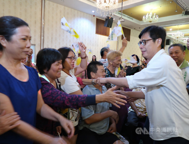 民進黨高雄市長補選參選人陳其邁(前右)24日出席大岡山後援總會造勢活動,現場聚集大批支持者熱情搖旗吶喊、爭相與陳其邁握手,氣氛熱烈。中央社記者王淑芬攝 109年7月24日