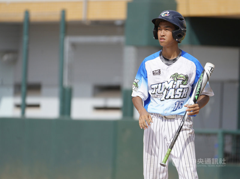 2020第3屆大專校院系際盃棒球爭霸賽24日持續舉行8強戰,海科運休終場以9比6擊敗清大動機,挺進4強。圖為獲選單場MVP的海科運休打者周許閎。(大專體總提供)中央社記者謝靜雯傳真 109年7月24日