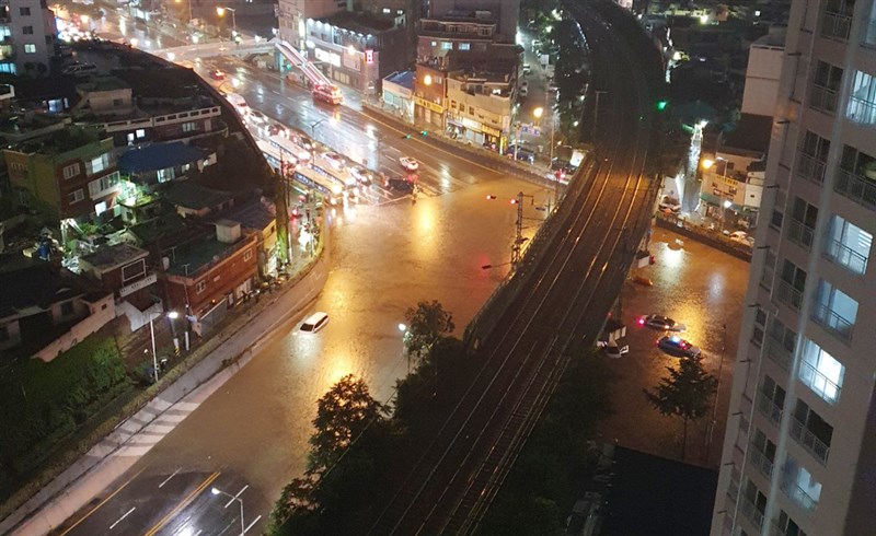 韓國各地23日颳起強風暴雨，公共道路共43處被淹，主要位於釜山市及蔚山市。（韓聯社）