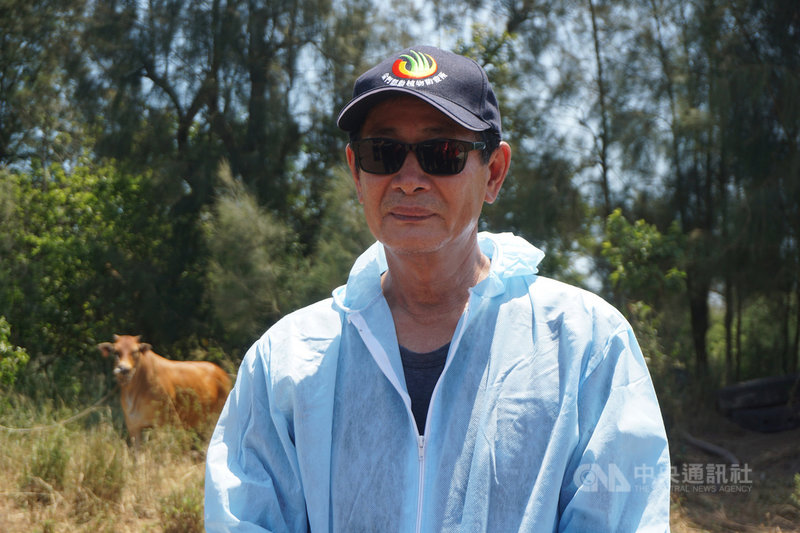 近40年前在金門服役的高雄市動物保護處獸醫郭輝安（圖），重返金門協助防疫作業，替牛隻注射牛結節疹疫苖，第一天就替400頭牛打針，成了另類抗疫英雄。中央社記者黃慧敏攝  109年7月24日