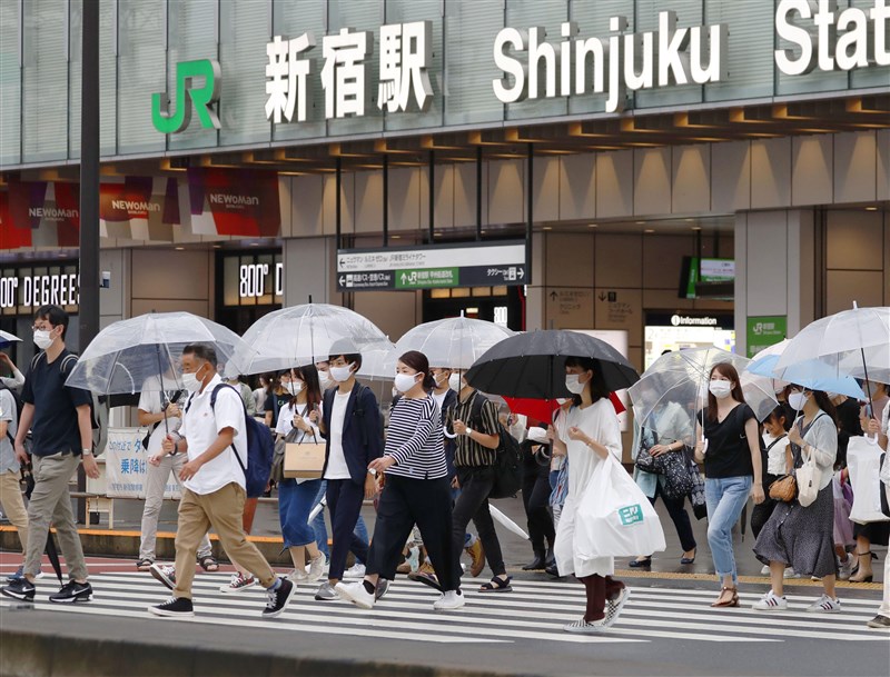 日本全境扣除至今依然維持「零確診」奇蹟的岩手縣外,2019冠狀病毒疾病疫情可說持續延燒。圖為新宿民眾23日戴著口罩上街。(共同社)