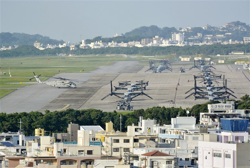 駐日本美軍陸戰隊24日公布,駐沖繩美軍陸戰隊新增41起確診病例,累計204例確診,大幅超過沖繩本地164例。圖為普天間機場5月13日檔案照片。(共同社)