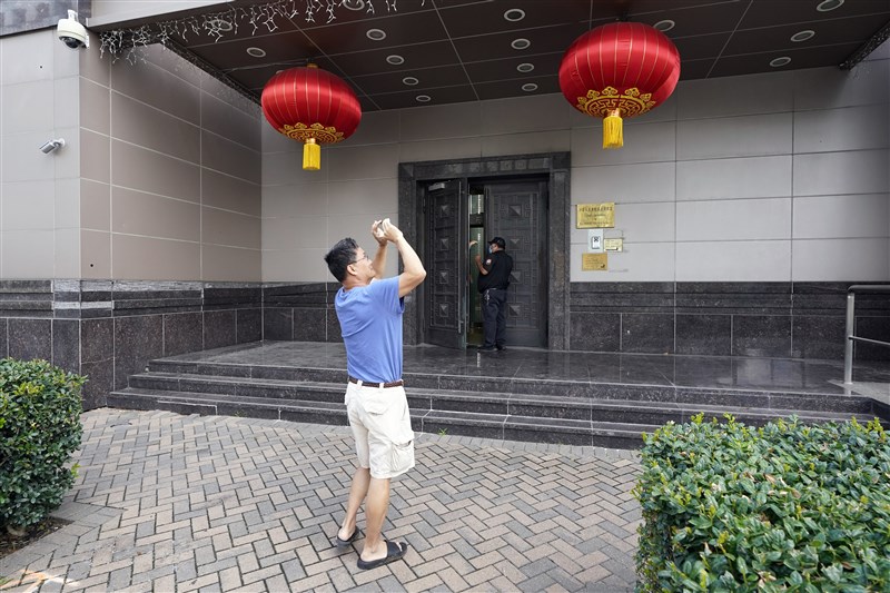 美國國務院要求中國駐休士頓總領事館在24日前關閉,美國政治新聞網站POLITICO報導,中國駐休士頓總領事蔡偉表示,不會關閉總領事館。圖為23日一名男子在中國駐休士頓總領事館前拍照。(美聯社)