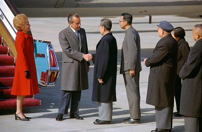 1972年2月,美國總統尼克森(左2)訪問中國。圖為尼克森與當時的中國國務院總理周恩來(左3)握手寒暄畫面。(圖取自維基共享資源,版權屬公有領域)
