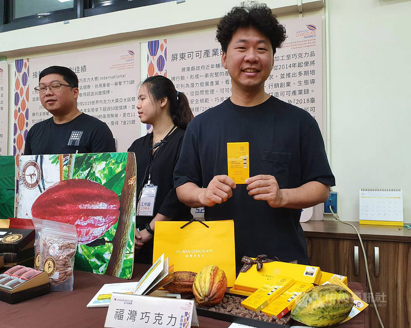 2020世界巧克力大獎(ICA)亞太區賽在屏東開跑,多次在ICA世界賽中獲獎肯定的福灣巧克力創辦人許華仁(右)24日表示,今年將以全球未曾嘗試過的製作方式參賽。中央社記者郭芷瑄攝 109年7月24日