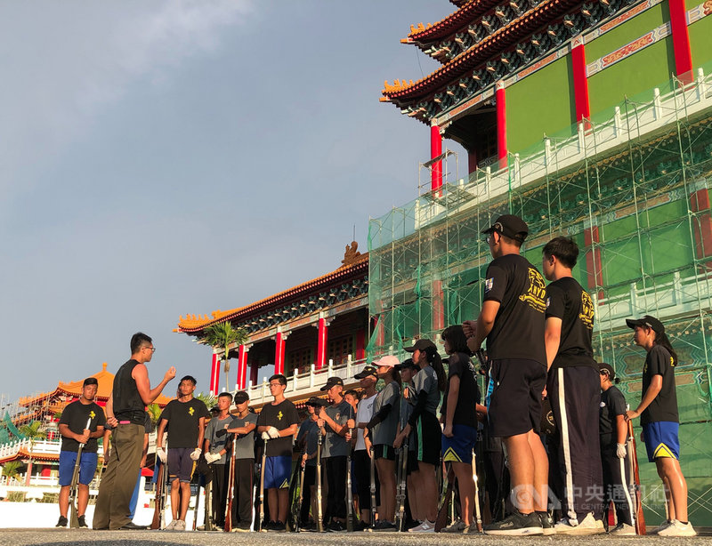 屏東內埔農工儀隊聯合屏東、台南和台北9校儀隊,將在台南市國慶焰火活動表演,儀隊利用每週假日進行集訓,由教官林俊成(左)進行技術指導。(林俊成提供)中央社記者郭芷瑄傳真 109年7月25日