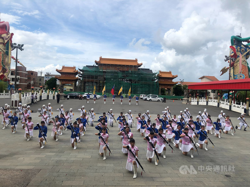 今年在全國「學生儀隊交流競賽」中奪得冠軍的屏東內埔農工儀隊,聯合屏東、台南和台北9個學校儀隊,將在台南市國慶焰火中表演,儀隊利用每週假日進行集訓。(林俊成提供)中央社記者郭芷瑄傳真 109年7月25日