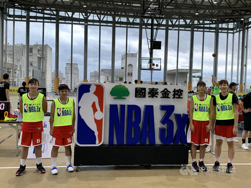 前普門高中長人陳芷英(前右)今年將升格成為台灣科大新鮮人,她與學妹一起報名參加「2020國泰NBA 3x 3對3籃球賽」,最大原因就是想看看學妹,對於比賽則沒有太多想法和壓力,就是盡力享受。中央社記者龍柏安攝 109年7月25日