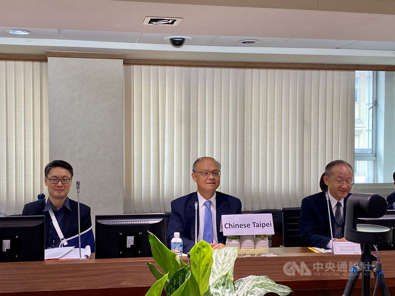 亞太經濟合作會議25日召開貿易部長視訊會議,行政院經貿談判辦公室總談判代表鄧振中(中)出席,除分享台灣應對疫情的成功經驗,也表達願與各經濟體合作因應自由貿易投資體制面臨的各項挑戰。(經貿談判辦公室提供)中央社記者陳韻聿傳真 109年7月25日