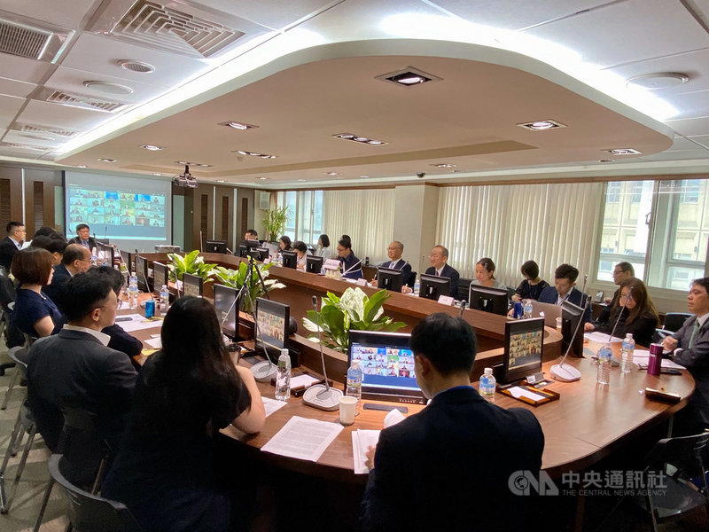 行政院政務委員鄧振中25日與美國、日本等亞太地區21國貿易部長進行APEC(亞太經濟合作會議)貿易部長會議。(行政院提供)中央社記者王承中傳真 109年7月25日