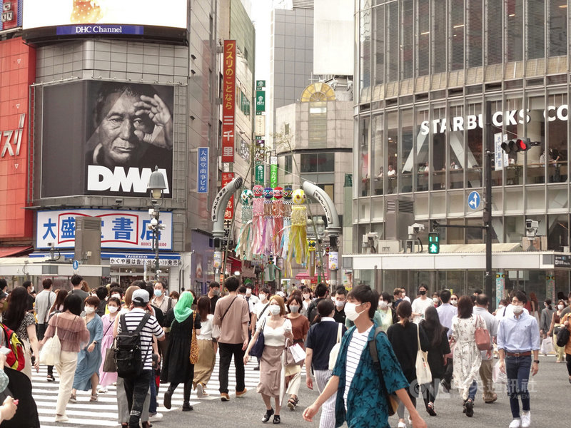 專家指出,日本東京重症患者增加速度變快,應確保病床數量無虞。圖為東京澀谷車站前人潮。(中央社檔案照片)