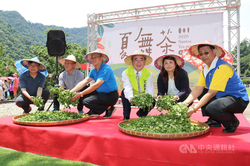 農糧署輔導南投縣農會舉辦「2020夏舞茶」系列活動,7月至10月每月最後一個週六都有精彩節目,農糧署長胡忠一(右3)等人25日出席開幕式。(農糧署提供)中央社記者蕭博陽南投縣傳真 109年7月25日