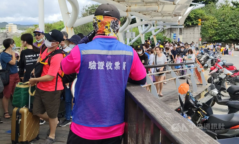 武漢肺炎疫情解封,加上至今尚未發布颱風警報,天氣穩定,台東往返綠島、蘭嶼船班和飛機從15日暑假開始至今班班客滿,25日進入暑假第2週,搭船人潮不減,擠爆碼頭。中央社記者盧太城台東攝 109年7月25日