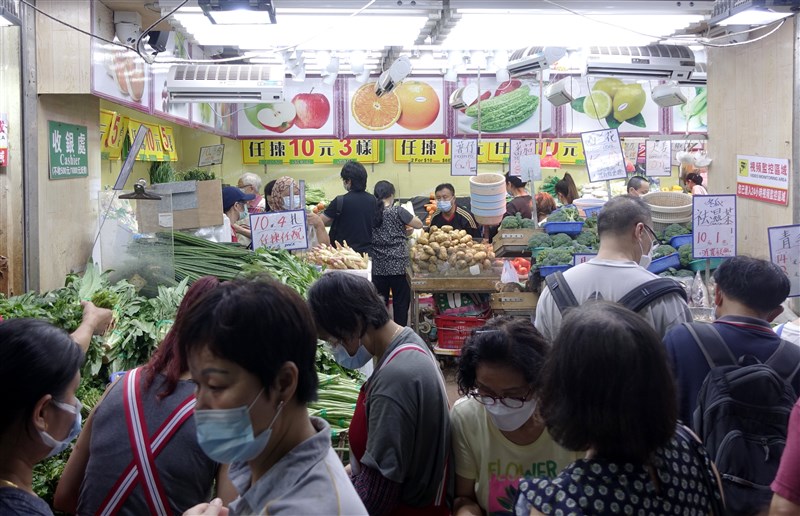 香港武漢肺炎疫情嚴峻,25日新增133例確診,為連續第4天出現逾百人確診。圖為眾多香港民眾在街市買菜。(中新社)