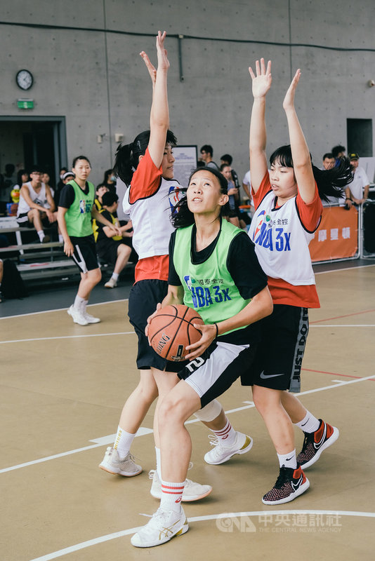 「2020國泰NBA 3X 3對3籃球賽」25日在台北實踐大學舉行台北場賽事,今年拿下HBL高中籃球聯賽冠軍賽MVP的王玥媞(持球者)也參賽,首戰獲勝,不過第2戰遭逆轉吞敗。(國泰金控提供)中央社記者龍柏安傳真 109年7月25日