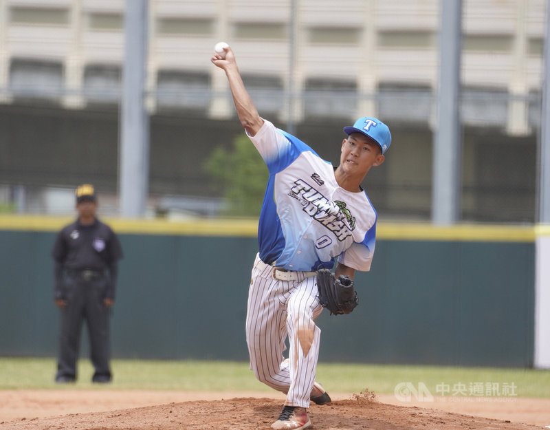 2020年第3屆大專校院系際盃棒球爭霸賽25日展開4強對決,海科運休投手許家瑋登板迎戰高苑休運,助隊終場以16比1大獲全勝,挺進冠軍戰。(大專體總提供)中央社記者謝靜雯傳真 109年7月25日