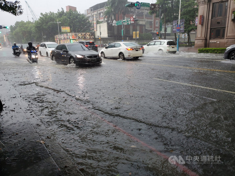 新北市26日午後大雷雨，造成永和、板橋等多處路段傳積淹水災情，所幸雨勢來得急也去得快，各地積水迅速消退。中央社記者王鴻國攝　109年7月26日