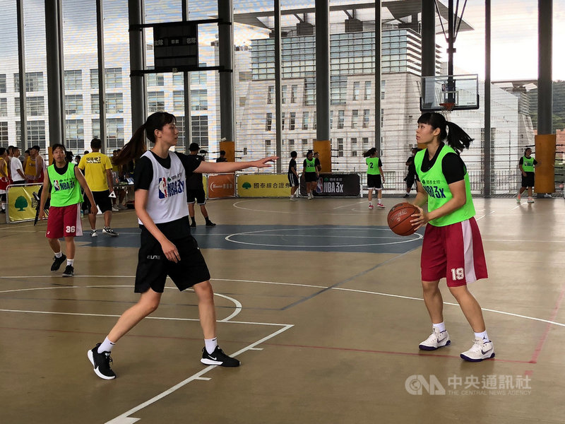 UBA文化大學女籃主力戴宜庭(右)將在國泰女籃展開女子超級籃球聯賽(WSBL)生涯,她26日表示,期許自己未來能提升單打技巧、外線穩定性,盼在WSBL能占有一席之地。中央社記者黃巧雯攝 109年7月26日