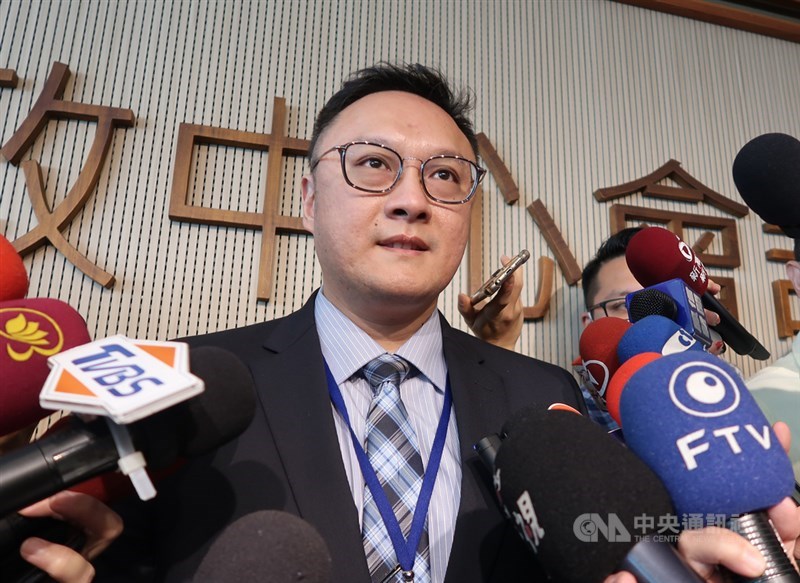 李眉蓁競選總部發言人鄭照新(圖)說,民進黨需要靠形式團結來掩蓋內部矛盾。(中央社檔案照片)
