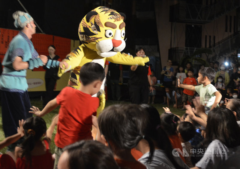 紙風車劇團26日在嘉義縣新港國小演出「武松愛老虎」,上千名大小朋友到場觀賞,可愛吸睛的老虎人偶與觀眾互動,現場歡笑聲不斷。中央社記者蔡智明攝 109年7月26日